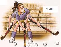 EL SLAP O GOLPEO: Se utiliza para hacer pases largos y para lanzar a portería. Requiere un movimiento de deslizamiento de la pala del stick por el suelo, previamente al contacto con la bola.
