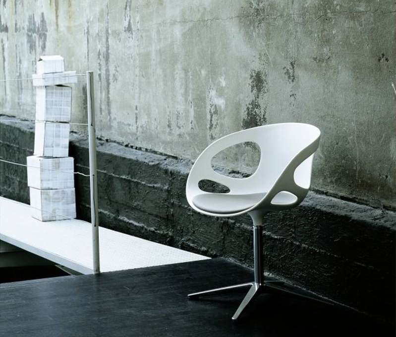 Silla RIN Diseño: Hiromichi Konno FRITZ HANSEN La silla RIN, tiene una carcasa de plástico moldeada con forma de nido. Se suministra en varios colores y combinaciones distintas.