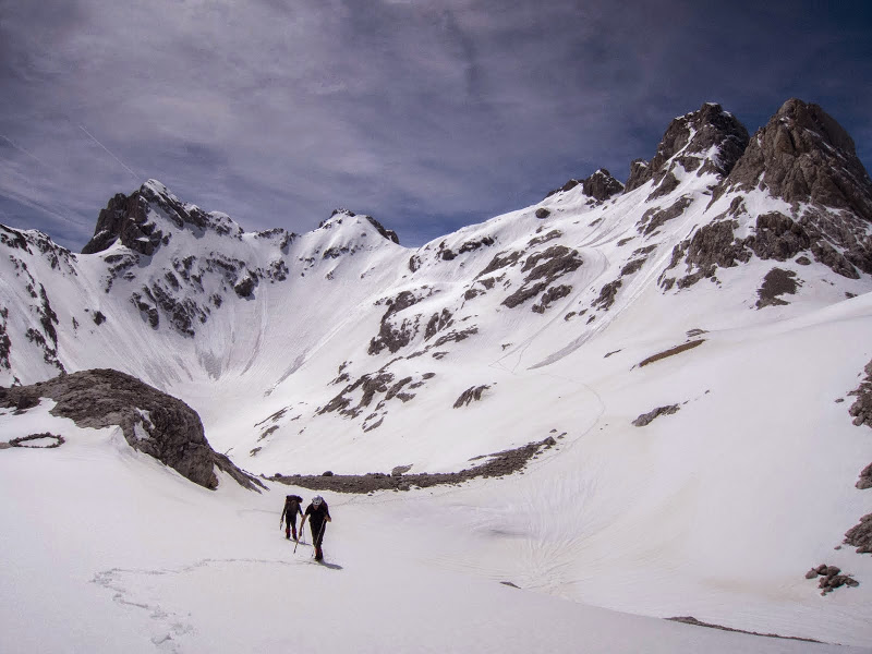 Practicar montañismo con seguridad en terreno nevado y/o en época invernal.