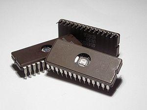 4.5.- EL CIRCUITO INTEGRADO Los circuitos integrados (chips) pueden estar diseñados para alojar millones de transistores, y combinados entre sí para ejecutar miles de trabajos electrónicos.