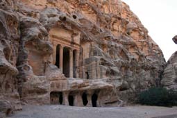 Por la tarde visita del lugar conocido como Al Beidhha o la Pequeña Petra, donde se encontró el siq con el tesoro más pequeño.