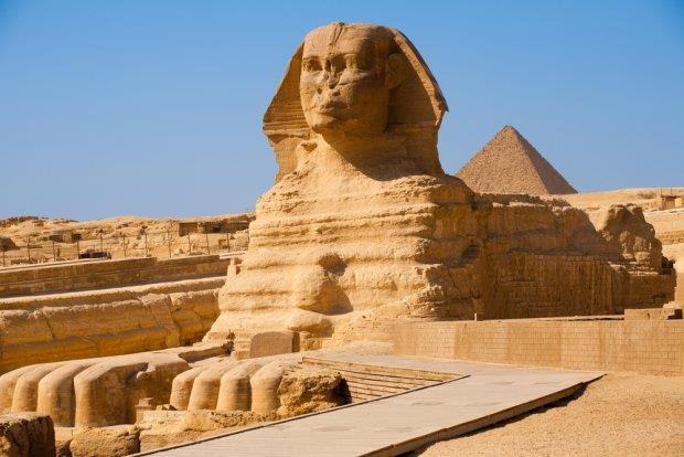 El historiador Diodoro Sículo (Siglo I a.c.) nos dejó escrito que los egipcios construían en piedra tan solo los monumentos de los dioses y de los difuntos porque estaban hechos para la eternidad.