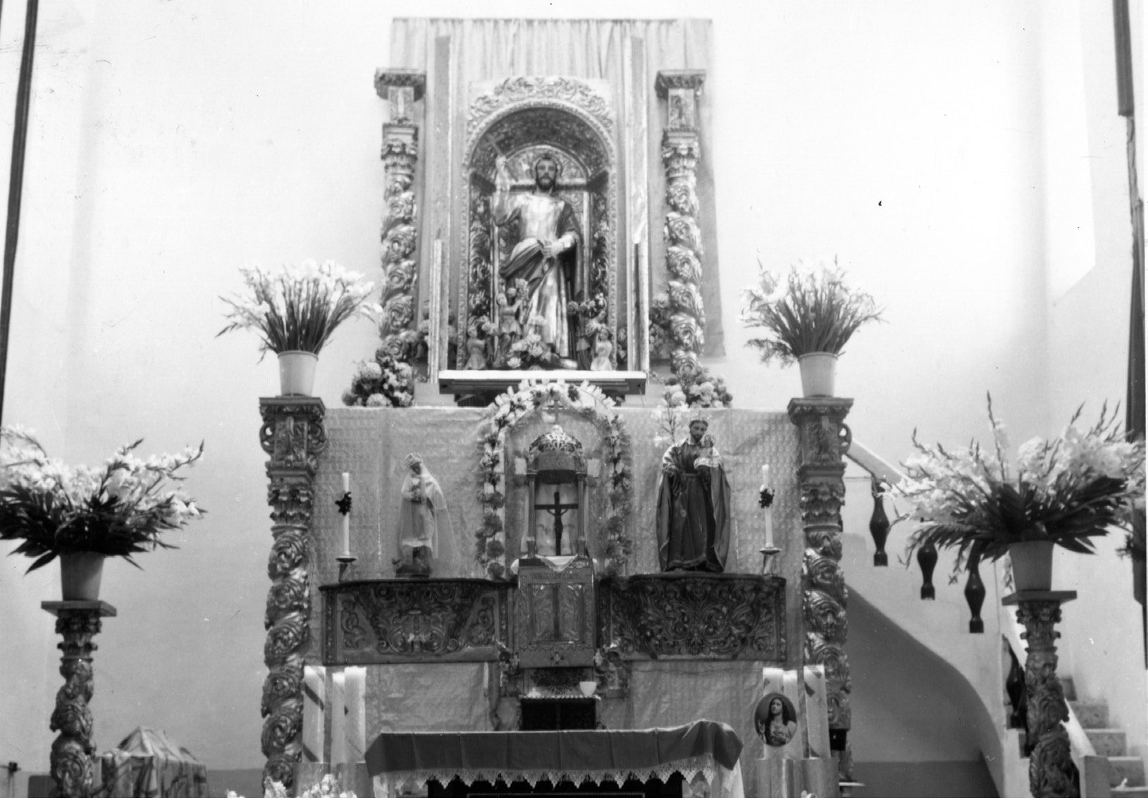 88 Vecinos, reina y pricesa de las fiestas patrias, en el atrio de la Parroquia de San Bartolomé Apostol en 1954. De izquierda a derecha: Ma.