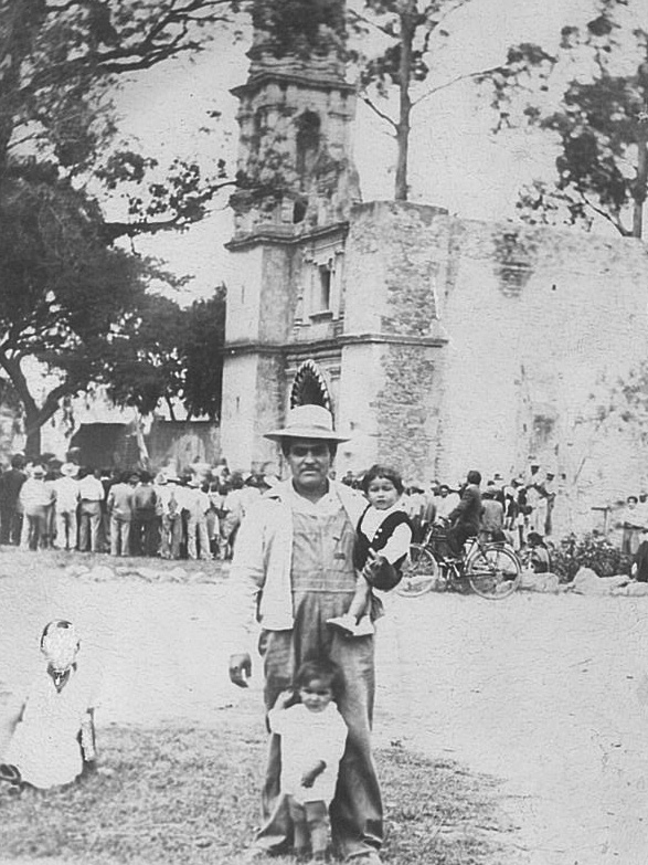 82 El Sr. Leopoldo Sánchez Flores con sus hijos, cargando a Filiberto Sánchez Montoro y de pié Félix Sánchez Montoro.