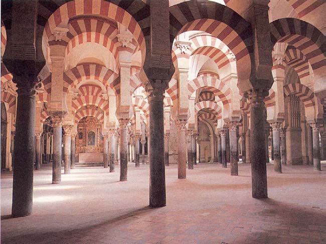 Elementos Urbanos MEZQUITA Arcos (palmeras) Pasos cubiertos Patios Mihrab hacia Mekkah Entrada por