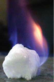 HIDRATOS DE GAS Photograph of gas hydrate demonstrating that the methane within the ice matrix will burn when lit.