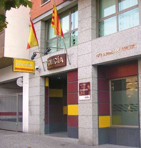 8.05. Edificios Los edificios e instalaciones del Gobierno de Aragón tendrán presentes en sus fachadas principales los siguientes elementos básicos de identidad corporativa: 1.