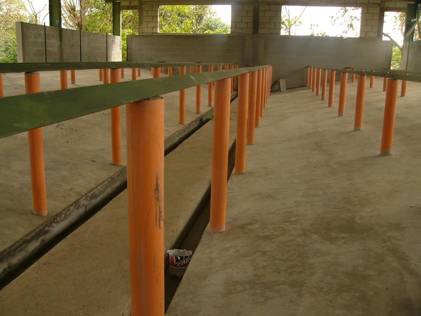 Las bases o pilares constan de un tubo plástico de 3 pulgadas de diámetro con una varilla de hierro para construcción de ½ pulgada en