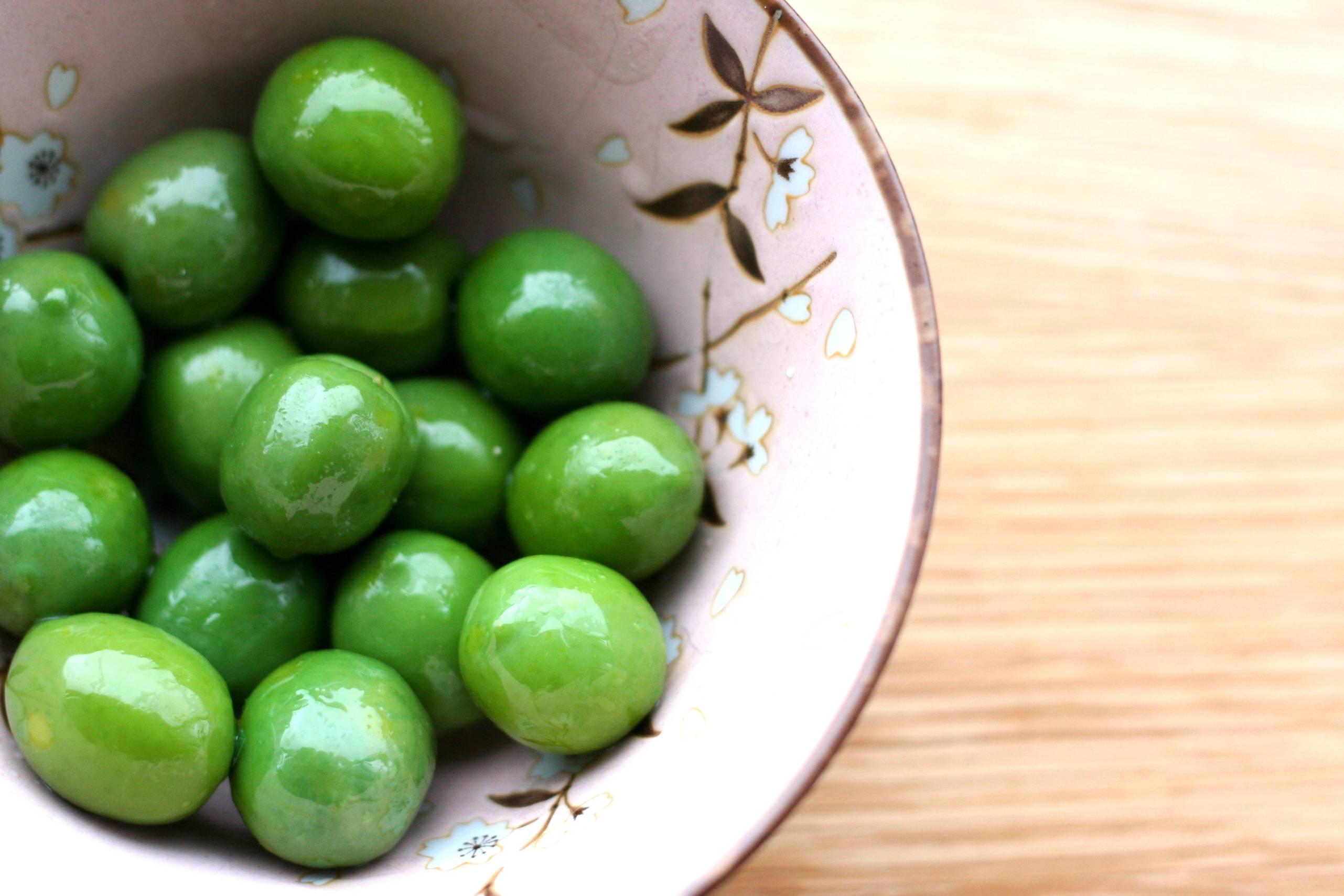las aceitunas La aceituna de mesa es el fruto del olivo recolectado cuando aún está verde o negra antes de que pueda destinarse a la elaboración de aceite.