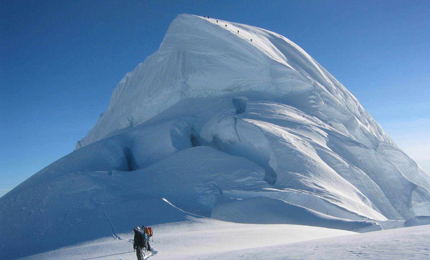 a la cumbre del Nevado de Pisco a 5752 m.