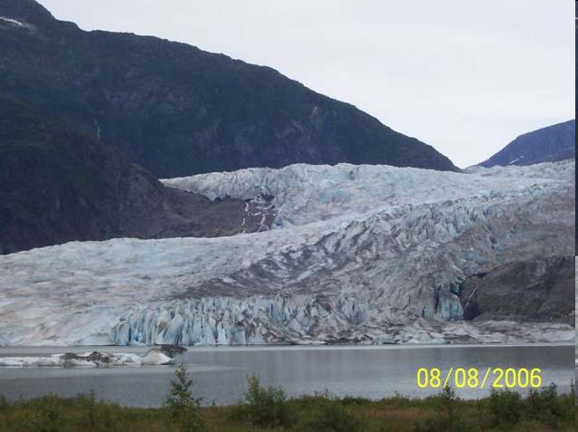 e. Erosión Glacial Es causada por masas de hielo (glaciares) que se deslizan sobre la superficie terrestre.