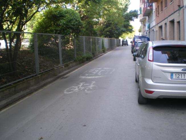 Montcada i Reixac vorera, però a causa del seu estat i a les seves constants invasions per aparcament, Foto 7. Vorera bici a Avinguda de la Ribera.