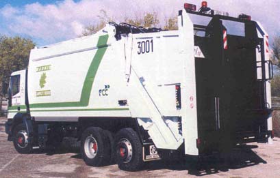 Recolectores compactadores bicompartimentados de carga trasera, utilizados para la recogida de los contenedores de 800 y 360 litros.