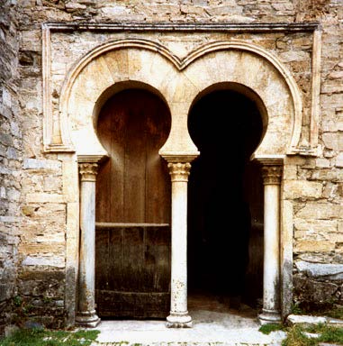Santiago de Peñalba (El Biezo. León) Edificada en el año 937 y fundada por S. Genadio se ubica en el recóndito Valle del Silencio.