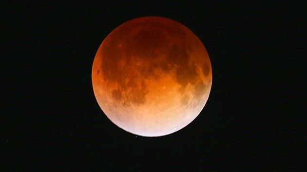 4.2. Los eclipses Eclipse de luna El tono rojizo de la Luna se debe a la