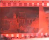 La película fotográfica es una cinta plástica de acetato de celulosa sobre la que se extiende
