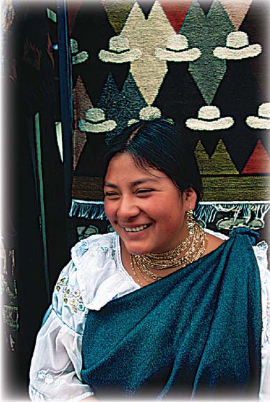 Ecuador Hoy muchos otavaleños pueden vender sus artesanías por Internet al mercado internacional. El pasado y el presente de los otavaleños es parte esencial del Ecuador moderno.