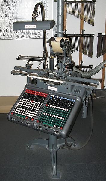 Una monotipia ocupa a dos operadores, que trabajan separadamente, en un teclado y en una fundidora.