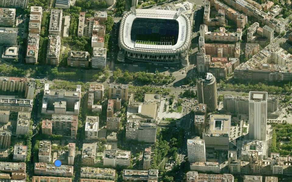 Madrid-Castellana (C/ ORENSE, 40) Datos inmueble: Superficie solar: 2.427,4 m² Superficie edificio: 4.998,81 m² Bajo rasante: 2.451,16 m² Sobre rasante: 2.