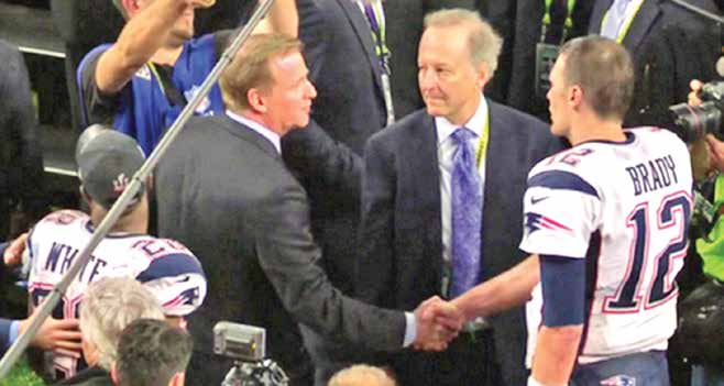 EXCELSIOR : LUNES 6 DE FEBRERO DE 2017 ADRENALINA 17 La cadena Fox logró captar en video el momento justo en que el comisionado Roger Goodell fue a darle la mano al pasador Tom Brady.