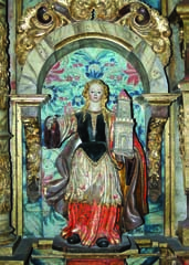 158 159 160 161 O entablamento de separación do ático rómpese na parte central para dar paso ao coroamento da rúa principal, e sobre el apóiase a peaña da Virxe do Pilar (159).