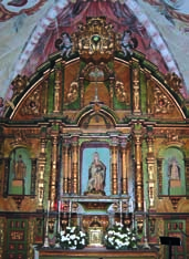 162 163 164 Nas esquinas remátase con dous pináculos. No cruceiro do norte están os retablos do Rosario (163) e de Sto. Antonio. 165 Capela das Angustias É do século XVIII.