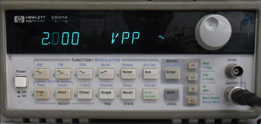Figura 2. Generador Digital HP 33120A Fuente: Fotografía tomada directamente al equipo Entre las teclas esenciales del panel de control del generador se encuentran las siguientes: 1. Freq.