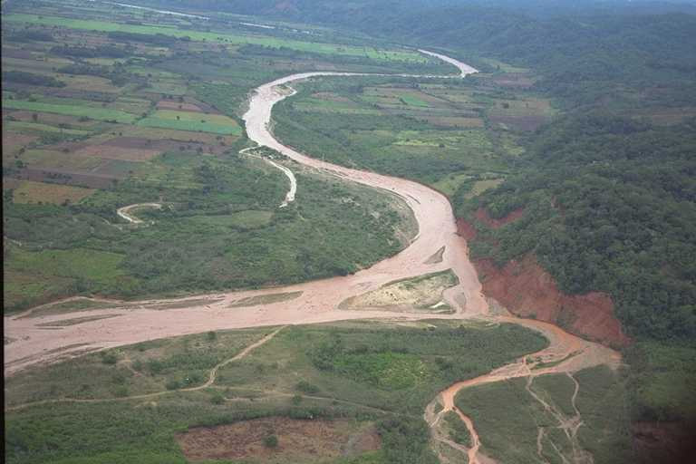 Cuencas y subcuencas - subcuencas medias A parte de las formaciones geológicas, las confluencias con otros ríos pueden controlar la posición del cauce en ciertos puntos.