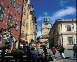Por la mañana tendremos una visita guiada de Estocolmo, donde visitaremos la ciudad antigua, Gamla Stan, con sus pequeñas plazas, calles estrechas y edificios de colores.