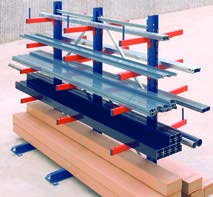 Aplicaciones Desde el almacenaje de tablas de madera hasta la configuración de la estructura de un edificio Mecalux ha desarrollado una gama básica de tres estanterías cantilever que abarcan las