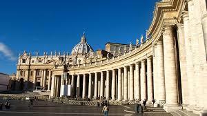 Desayuno en el hotel. Traslado a los Museos Vaticanos, Capilla Sixtina y San Pedro, visita con guía y auriculares.