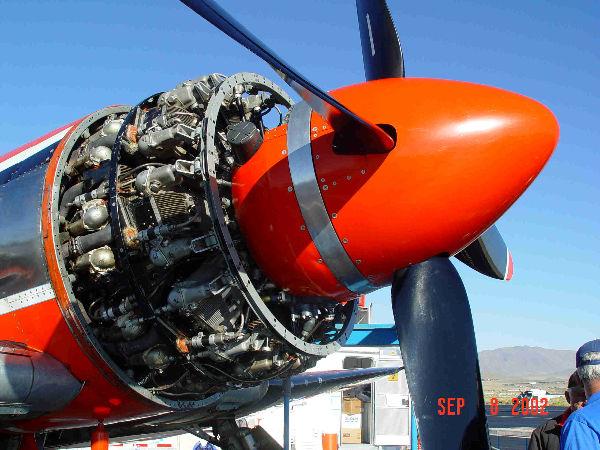 Capítulo 1.- Fundamentos de motores alternativos de combustión interna Cuestiones de auto evaluación b a Fig. 1.0.- a) Motor en doble estrella refrigerado por aire para aviación.