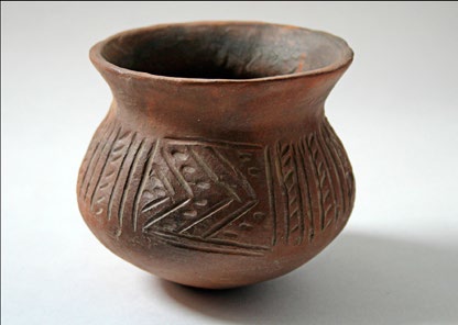 Vaso carenado con decoración incisa procedente de la necrópolis de Herrería (Guadalajara). Bronce final. Altura 8 cm., Ø boca 9,8 cm. Reproducción.