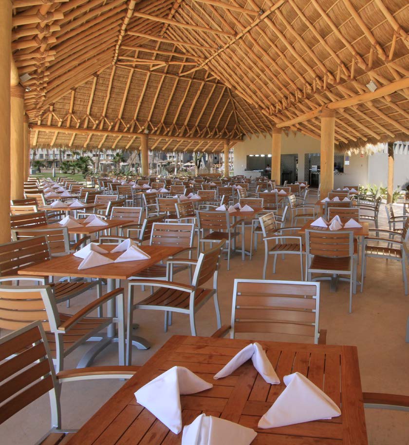 Ofreciendo platillos a la carta, así como también un bar con ambientación tropical, Azul Estero es el restaurante ideal para que nuestros huéspedes se relajen Contamos con servicio a la carta de