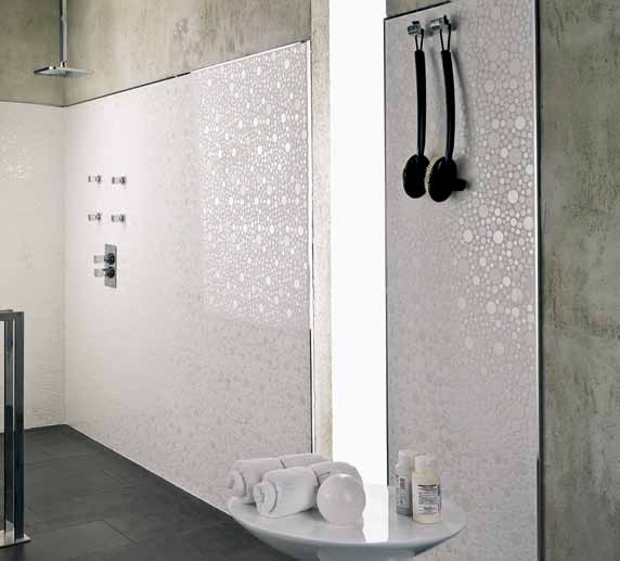 Espacios de baño Bath Spaces Espaces Bain 1 Revestimiento Wall Tile Faïence Cemento manhattan 31,6x90 cm 1 Pavimento Floor Tile Carrelage de Sol Merbau miel 18x65,9 cm Mob.