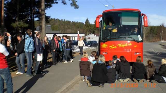 La despedida: En la despedida de Grimstad, el sábado 21, los alumnos noruegos y suizos (que se quedaban) realizaron una sentada delante del autobús para protestar por la separación de