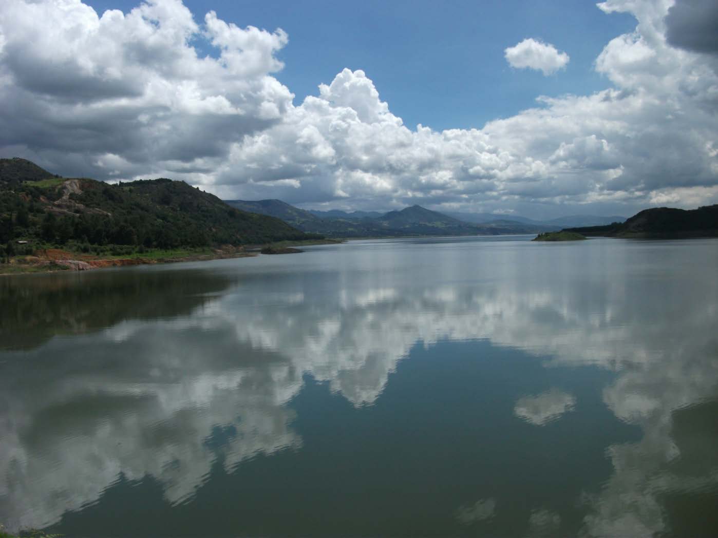 Enfrentando el desafío histórico del abastecimiento de agua en Bogotá DIC 3 de 2012 Riesgo desabastecimiento inundaciones Amenazas cantidad calidad