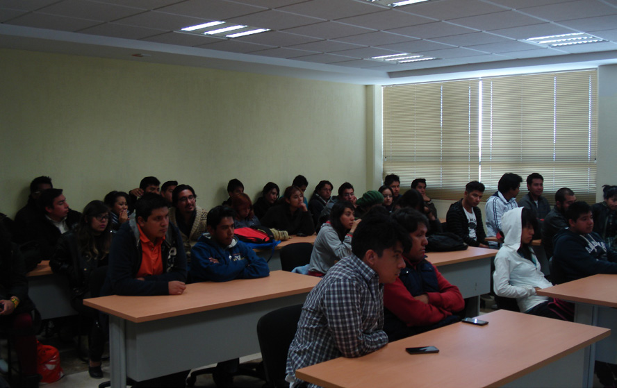 Grupo de estudiantes y docentes que asistieron a la conferencia dictada por los profesores visitantes de la UAEM: Dr. Jorge Zarur Cortez, Dr Francisco Platas y Dr.
