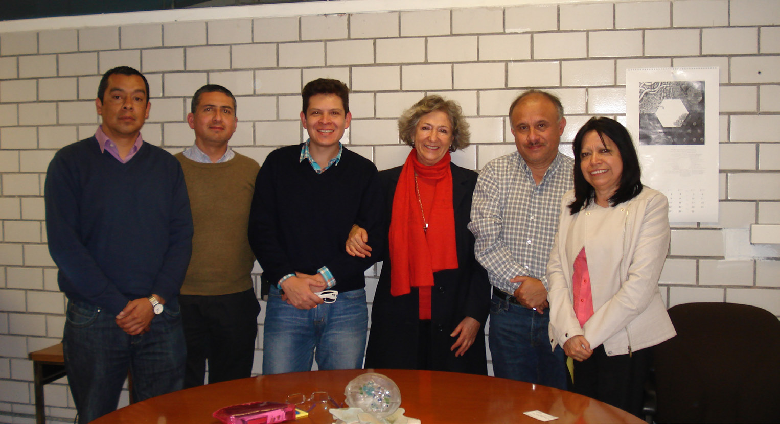 El equipo guatemalteco y mexicano reunido con la Dra. María Bernal, a cargo de la Secretaria de Investigación y Estudios Avanzados de la UAEM de México. Al fondo y a la derecha, la Dra.