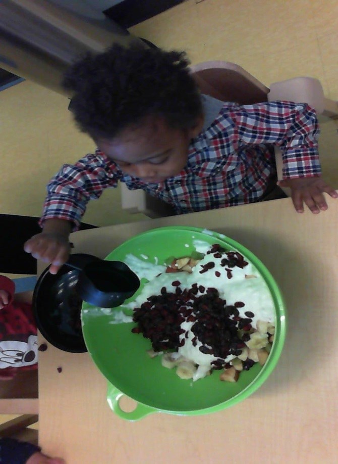 Los niños y las maestras en las aulas de clase de Early Head Start disfrutan de comidas al estilo familiar todos los días a la hora de comer. Qué es una comida al estilo familiar?