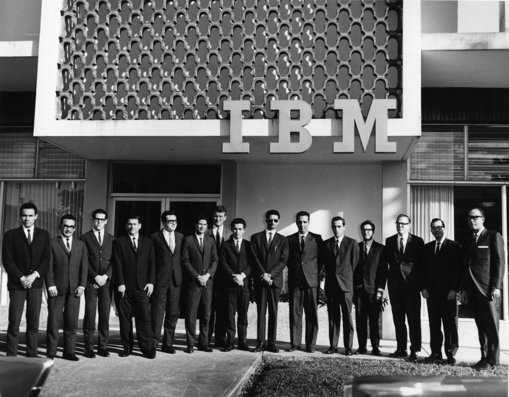 Figura 2, edificio IBM 1950 Tomando como base lo ilustrado en las anteriores figuras, se puede determinar que la estética que plantea el diseñador parten desde su intención que es comunicar, como lo