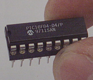 Conceptos generales Un microcontrolador (μc) es un circuito integrado programable, capaz de ejecutar las órdenes grabadas en su memoria, y que dispone de los tres elementos básicos de una