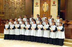 Uno de los actos más seguidos por los fieles y visitantes es el que protagonizan los niños de la Escolanía en la basílica. Cada día, a la una del medio día, los escolanes cantan la Salve y el Virolai.