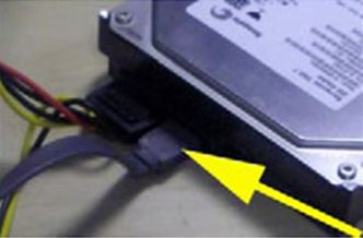 Paso 3 - Instalar el nuevo disco duro 1. Coja el nuevo disco duro y sustituya los cables de datos y de alimentación. Cable de datos IDE Conecte el cable plano gris a la fila larga de patillas.