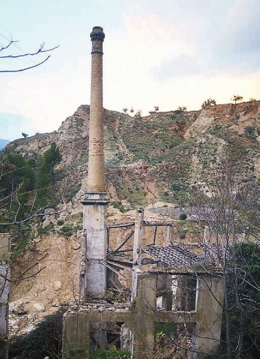 Las chimeneas de ladrillo en la circunscripción industrial de Alcoi la actividad, su uso como fábrica de hilados regenerados se continuó mediante diversas sociedades, siendo la empresa de Norberto