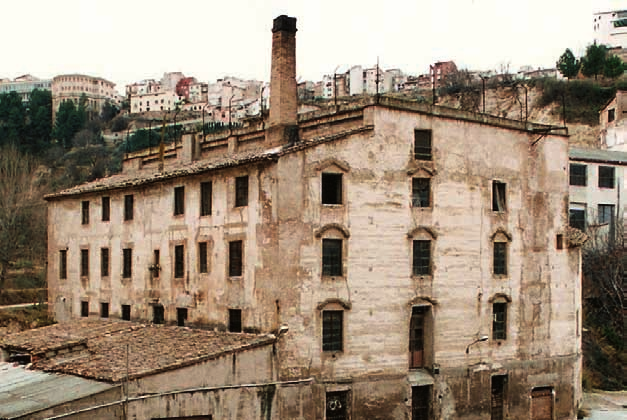 Las chimeneas de ladrillo en la circunscripción industrial de Alcoi Cantó un generador de vapor, arrendándose después a la sociedad Julián Hermanos, dedicada a la fabricación de paños.