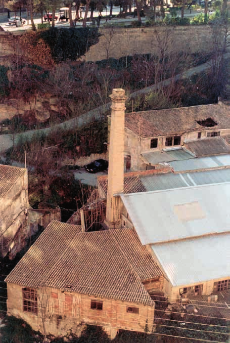 Las chimeneas de ladrillo en la circunscripción industrial de Alcoi Lámina XLI. Chimenea núm. 38. fabricación de papel, simultaneando pues ambas actividades en el mismo.