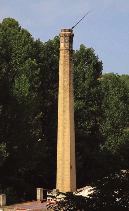 Las chimeneas de ladrillo en la circunscripción industrial de Alcoi contaba con dos calderas de vapor, además de horno y turbina hidráulica.