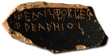 cambiado por los etruscos. Más tarde, los romanos se apropiaron del alfabeto etrusco y lo modificaron. El alfabeto griego tuvo una influencia más directa en la vida romana.