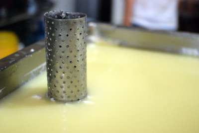 Suero El lactosuero es definido como la sustancia líquida obtenida por separación del coágulo de leche en la elaboración de queso (Foegeding y Luck, 2002) Constituye aproximadamente el 85 90%